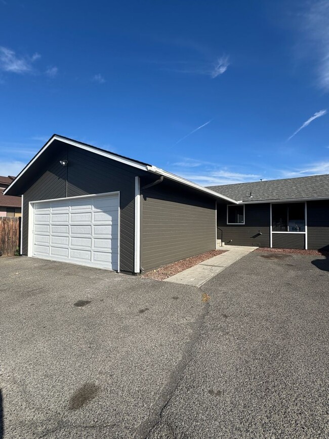 Building Photo - 1105 S 34th Ave