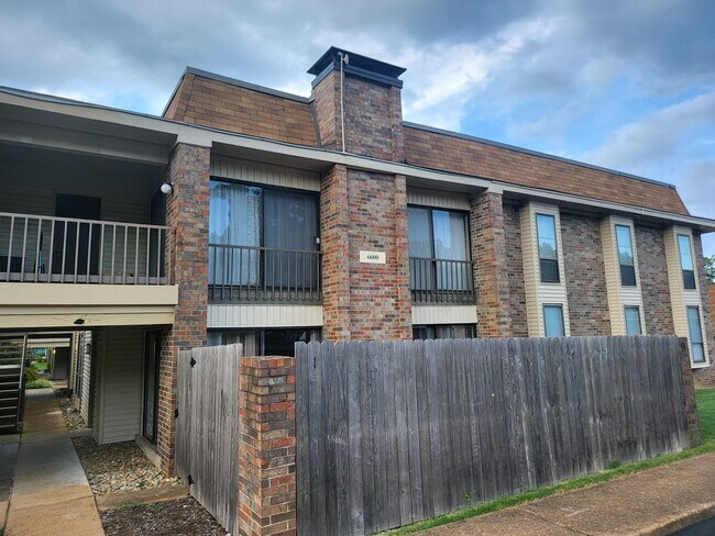Foto del edificio - 6600 Poplar Woods Cir S