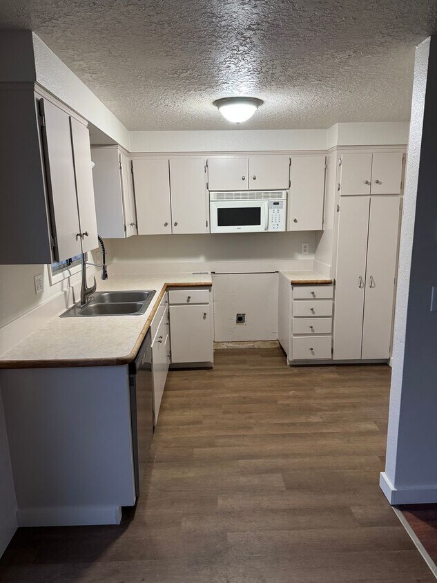 Foto del edificio - Freshly Updated 3-Bedroom, 2-Bath Home in Reedsport