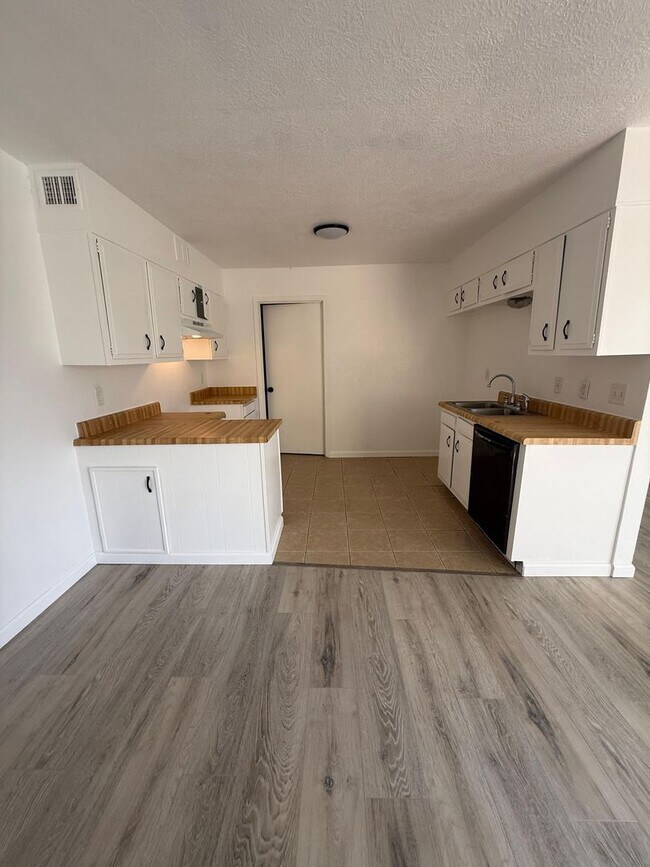 Foto del edificio - 6095 Fairmeadow Dr