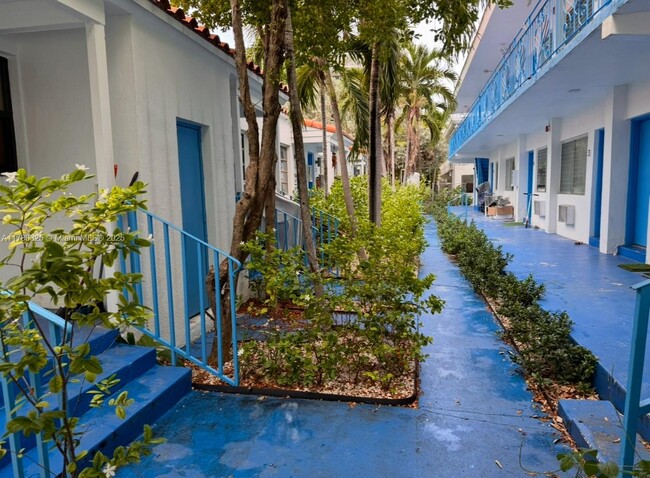 Foto del edificio - 7725 Byron Ave
