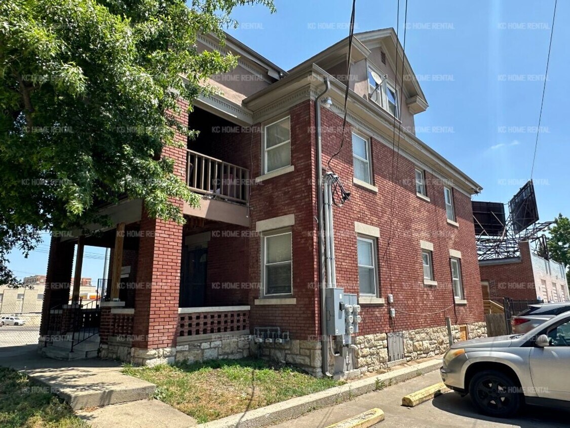 Foto principal - Nice 3 bed 1 bath condo unit in KCMO!