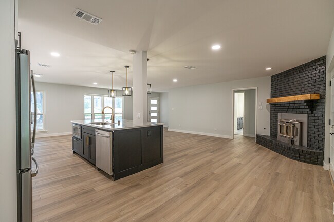 Foto del edificio - 1718 Cheryl Ln