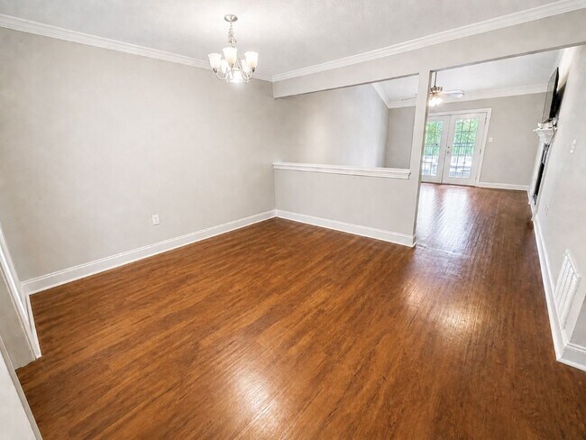 Foto del edificio - NOW LEASING FOR AUGUST 7TH 2026! 1/2 DEPOSIT SPECIAL