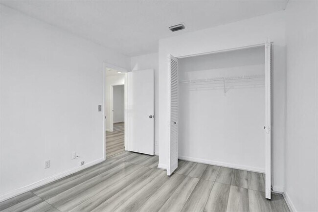 Foto del edificio - 10763 Buttonwood Lake Dr
