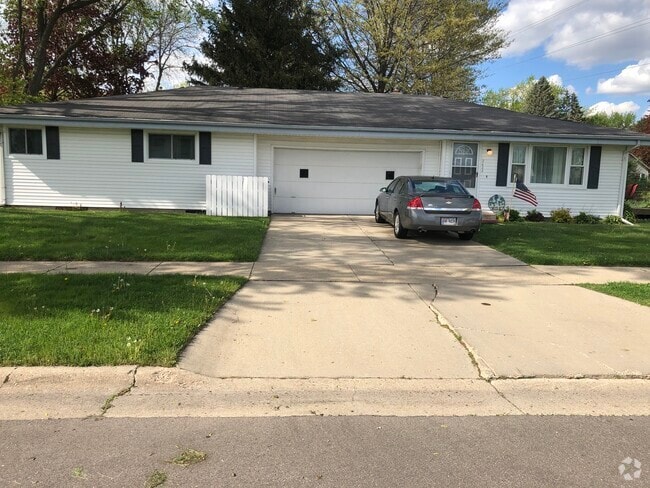 Building Photo - 2622 Bond Pl