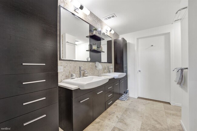 Building Photo - 2 br, 1 bath Condo - 360 W Illinois St