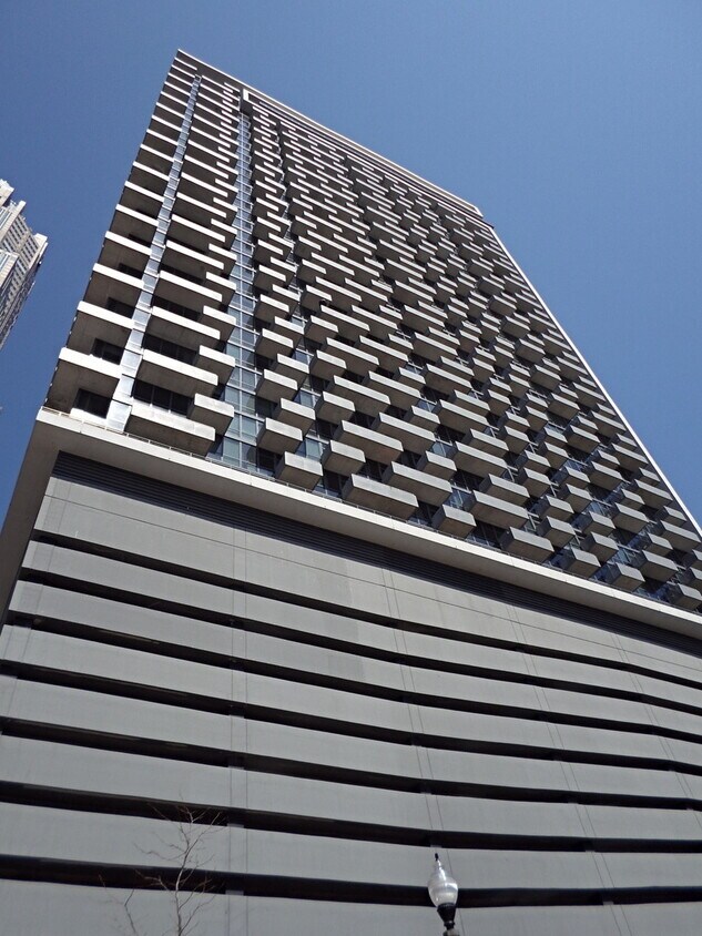 Foto principal - 235 W Van Buren St