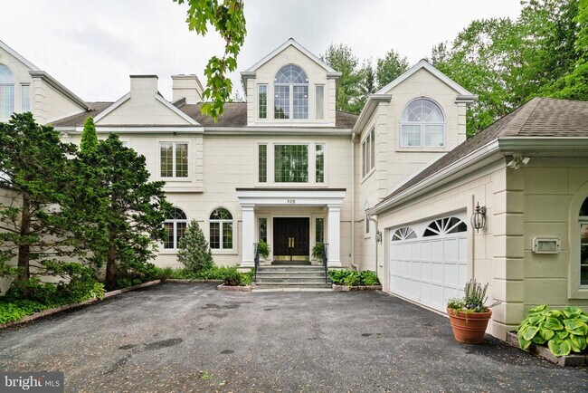 Foto del edificio - 705 Canterbury Ln