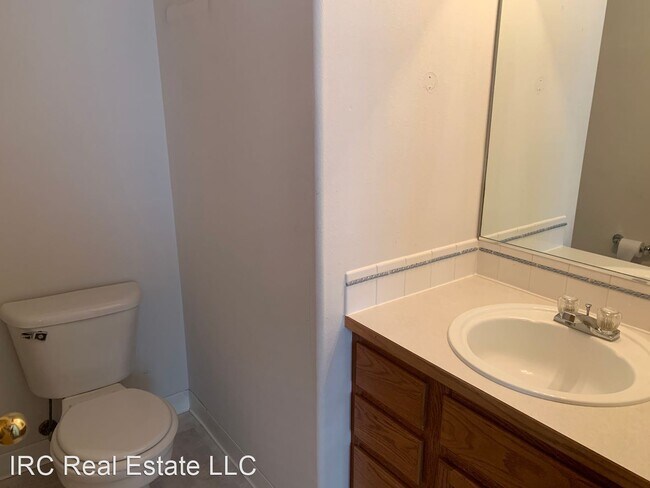 Building Photo - 2 br, 2.5 bath House - 21958-B NE Chinook Way