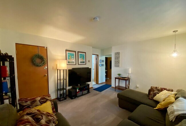 LR - 5517 Claybourne St
