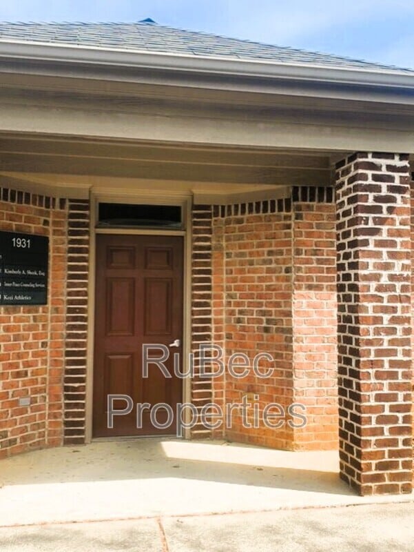 Building Photo - 1931 J N Pease Pl