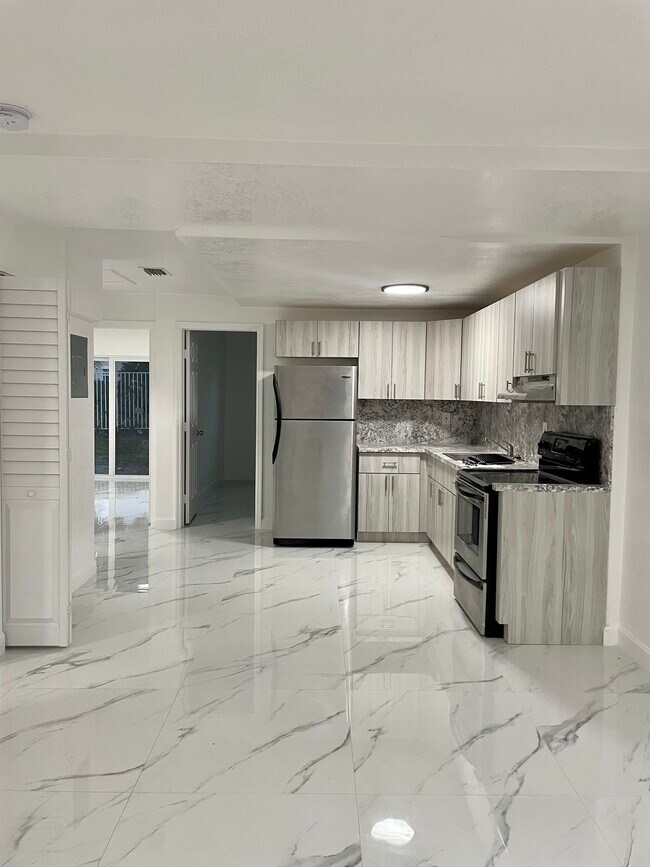 Foto del edificio - 86 NE 36th Ct