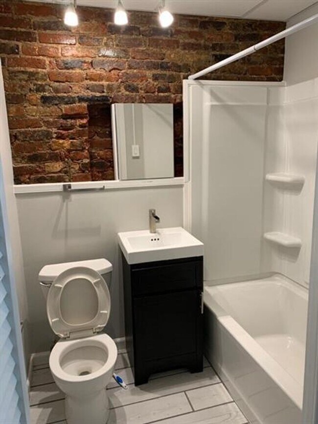 Building Photo - Newly Renovated 2 Bed / 1 Bath Home Availa...