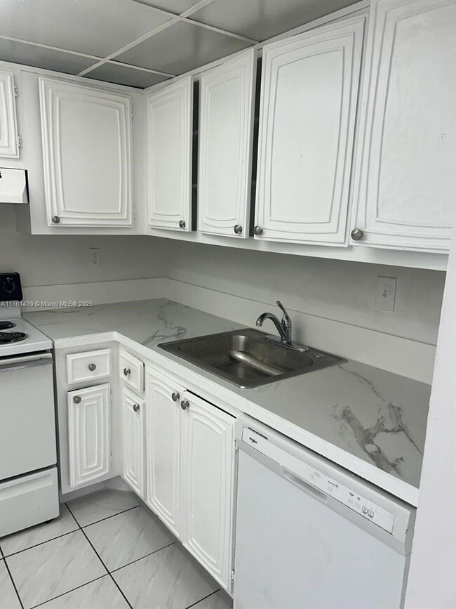 Building Photo - 498 NW 165th St