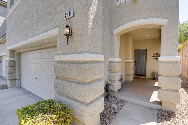 Foto del edificio - SPACIOUS 3 BEDROOM TOWNHOME