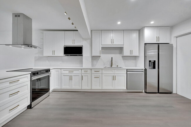 Building Photo - 3100 N Palm Aire Dr