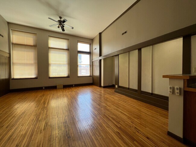 Foto del edificio - Executive DOWNTOWN Loft -- 1 bed, 1.5 bath, 1700 sqft!
