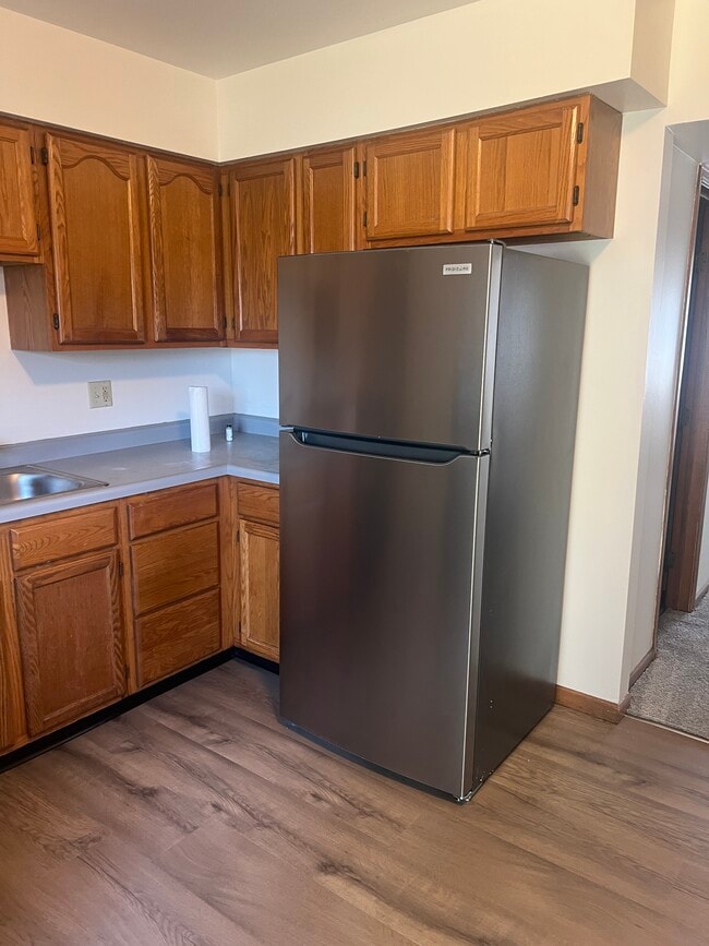 New appliances and countertop(gray) - 2569 Parkview St