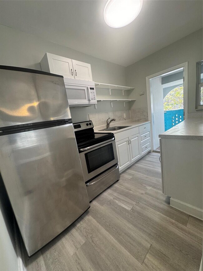 Foto del edificio - 828 NE 17th Ave