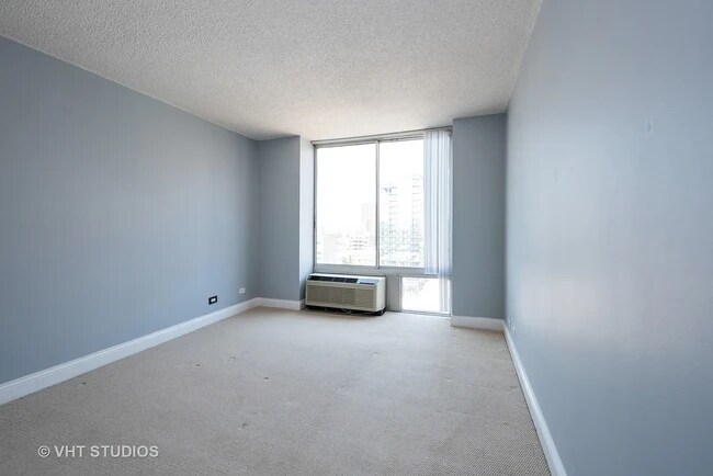 Foto del edificio - 450 W Briar Pl