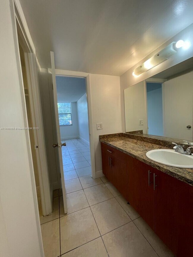 Foto del edificio - 494 NW 165th St