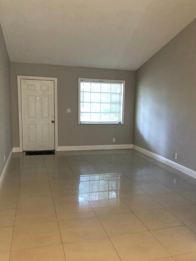 Foto del edificio - 599 SW 15th St