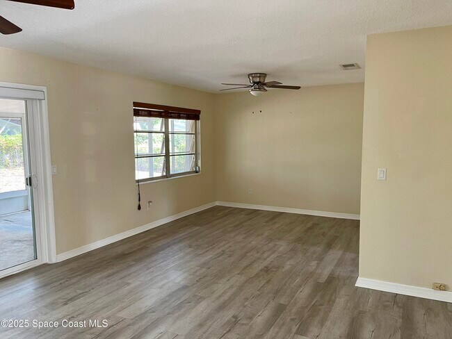 Building Photo - 1708 Fenway Cir
