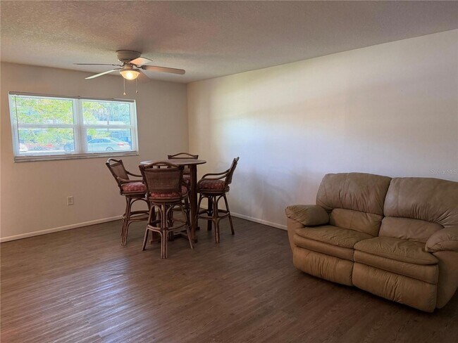 Foto del edificio - 245 Center Rd