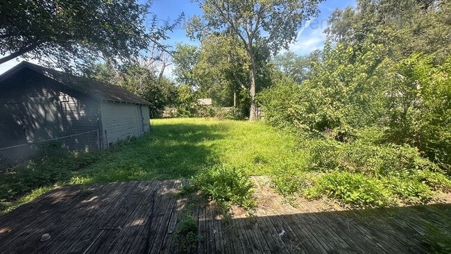 Building Photo - $849 - 2 bed 1 bath - Single Family Home L...