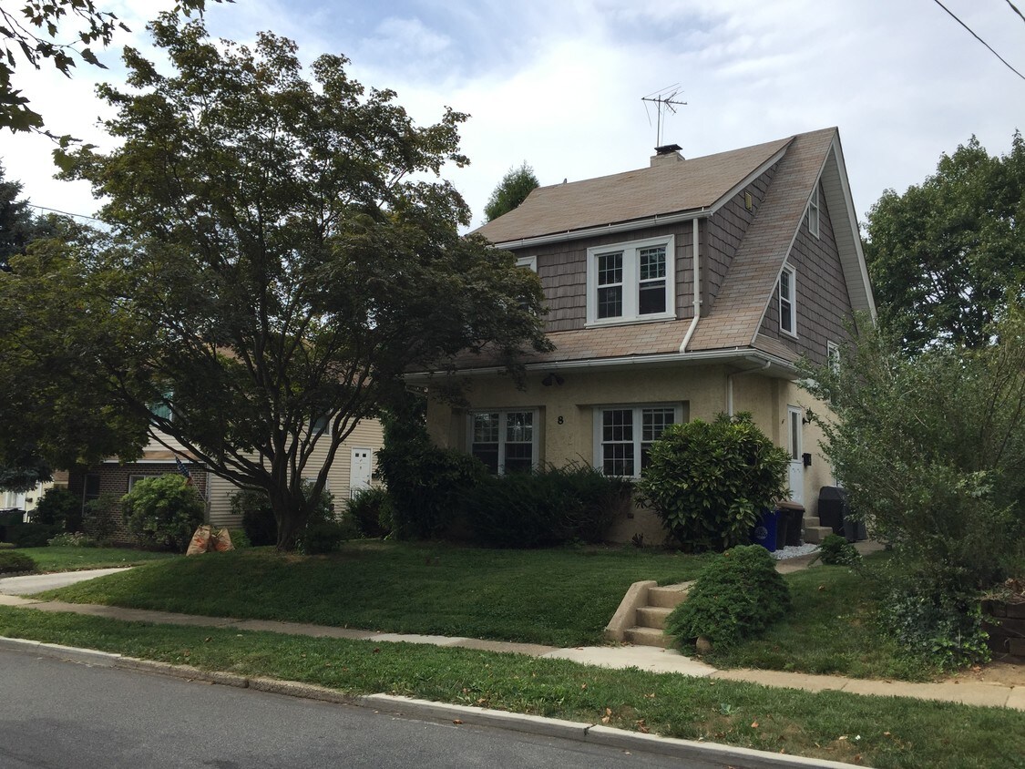 Primary Photo - 8 E Marthart Ave