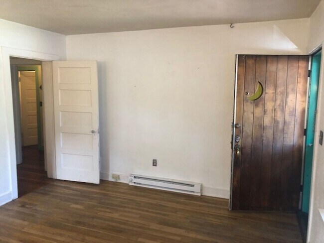 Foto del edificio - 218 McKenzie Street Unit C