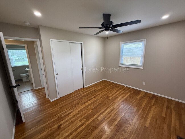 Foto del edificio - Clean, Recently Remodeled 4 BR Home in North Linden