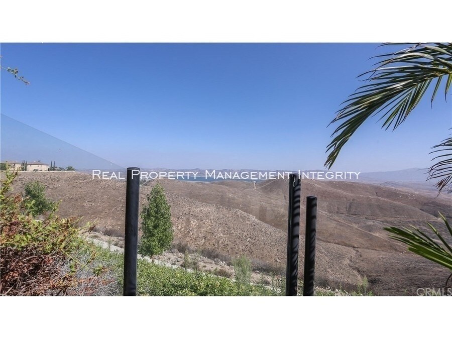 Building Photo - Stunning Executive Lake Hills Reserve Hills