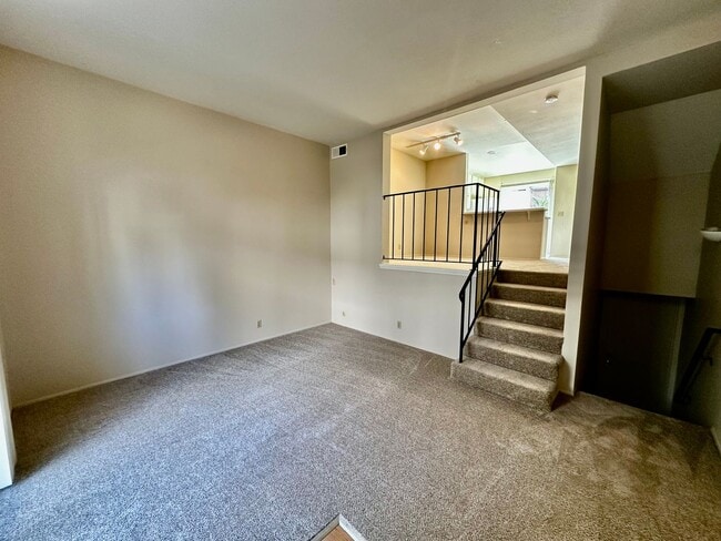 Building Photo - Spacious La Jolla 2BR/1.5BA Townhouse with...