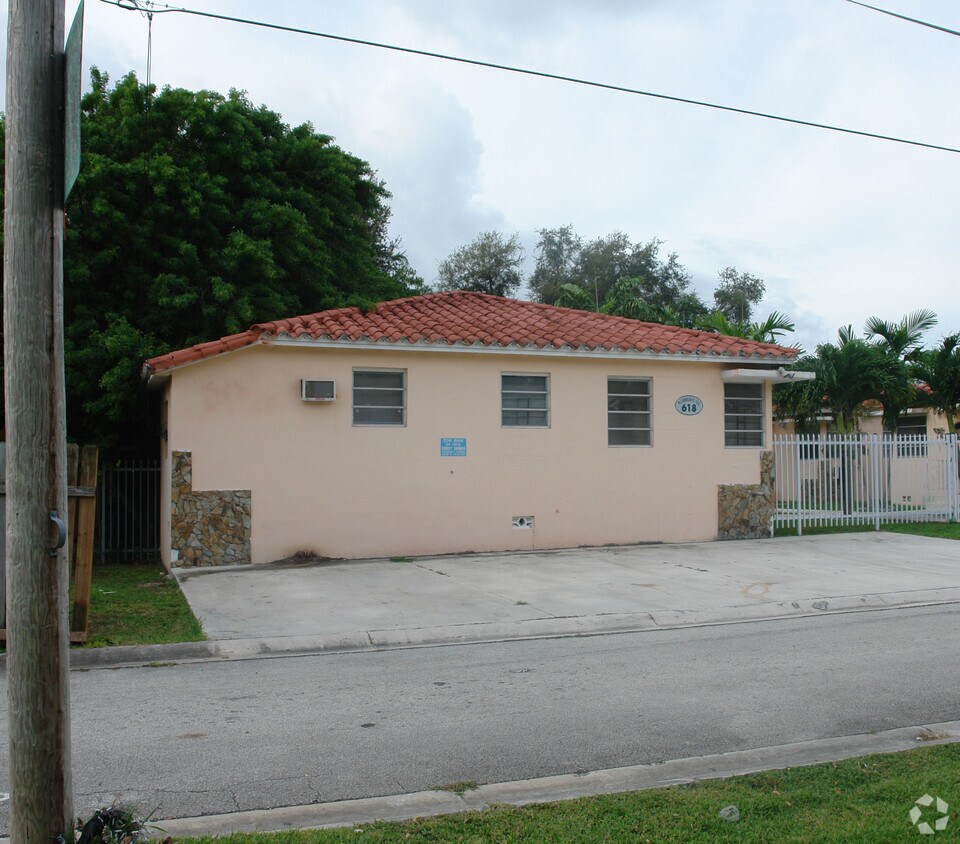 Building Photo - 610-618 NE 64th Ter