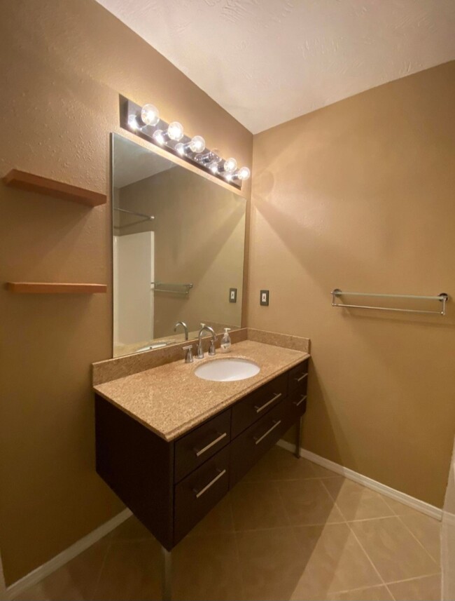 Primary bathroom with walk-in closet - 1604 E Adams St