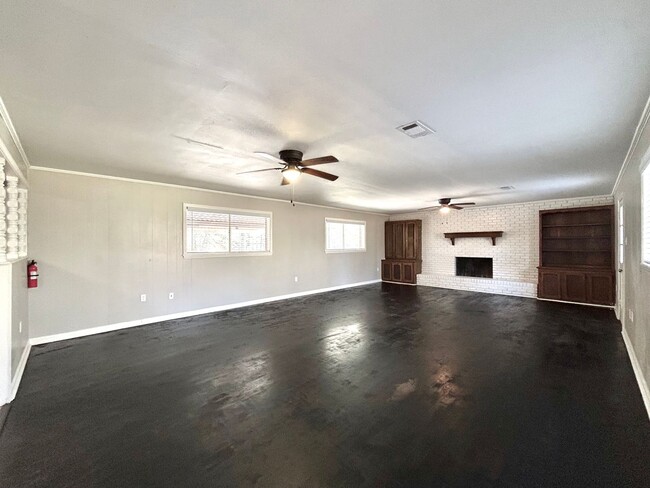 Building Photo - CENTRAL 3BR Private home!  Discounted Move...