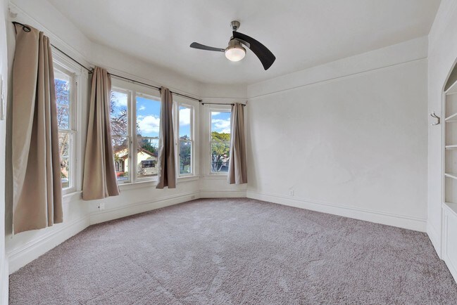 Foto del edificio - Large upper level Craftsman style apartment