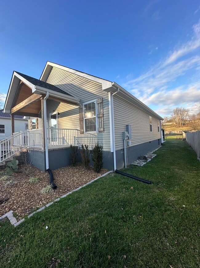 Building Photo - Beautiful Like New Home in McMinnville!