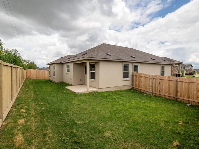 Building Photo - 702 Silver Springs Bend