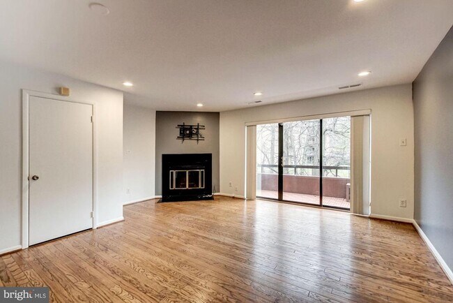 Building Photo - 3127 Hawthorne Dr NE