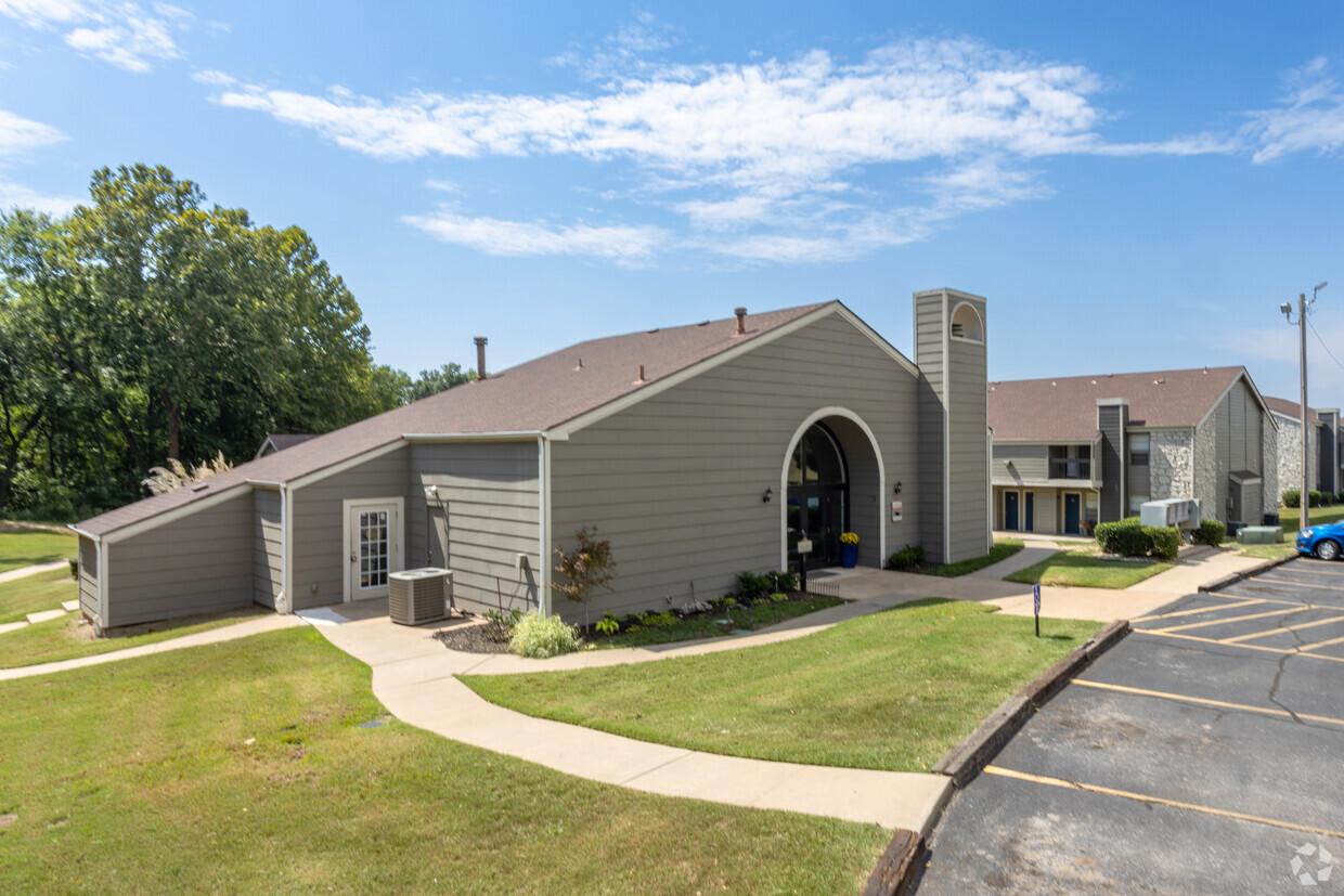 Primary Photo - Apple Creek Apartments