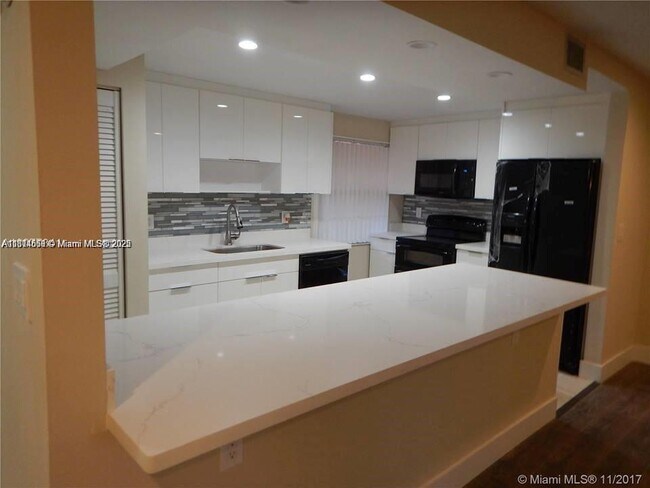 Building Photo - 430 Commodore Dr