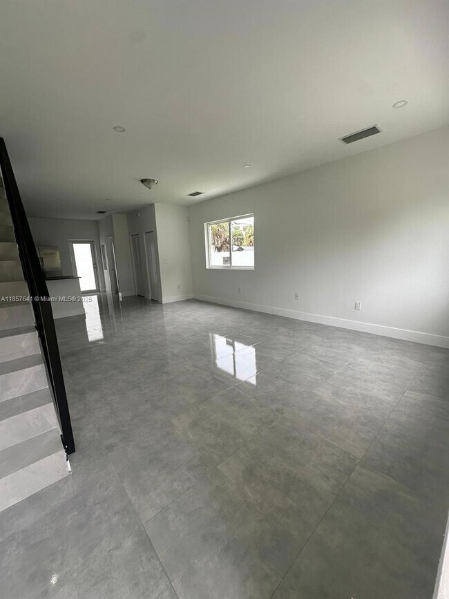 Foto del edificio - 723 NW 19th Ave