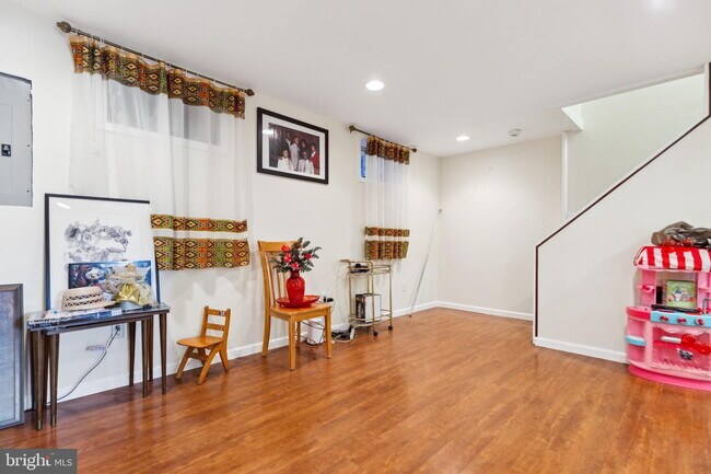 Foto del edificio - Amazing Opportunity to RENT This beautiful updated 3 levels TH. 3 beds and 3 .5 baths.