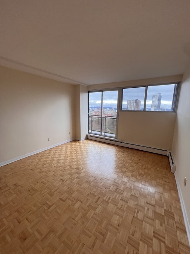 Building Photo - 345 Laurier Ave E