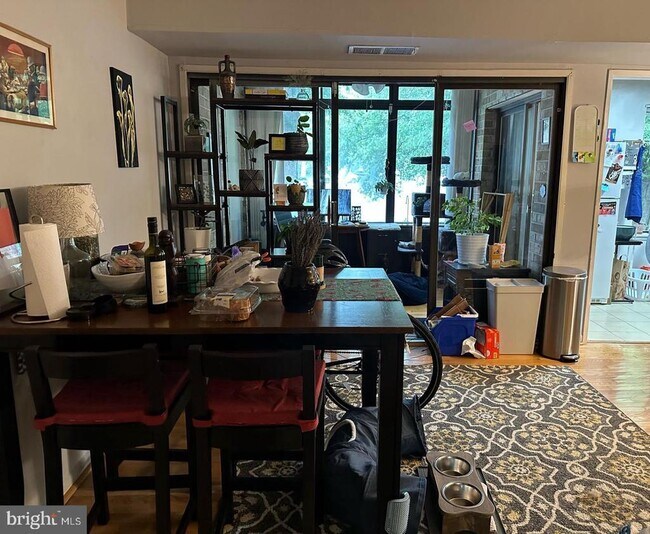 Foto del edificio - 5482 Cedar Ln