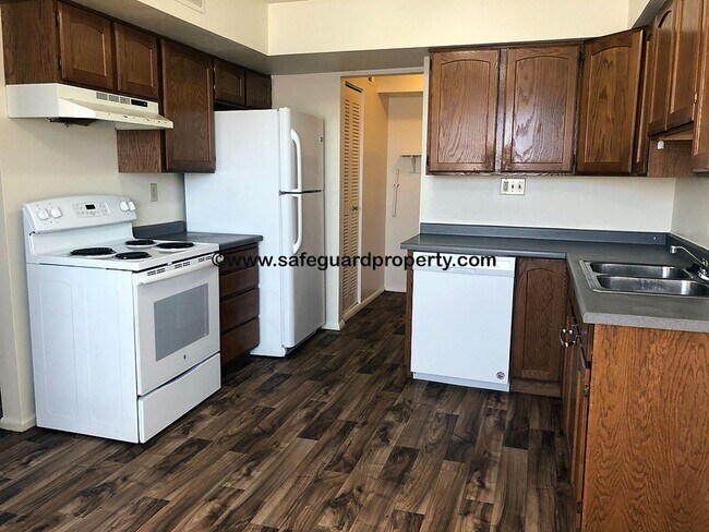 Building Photo - Spacious 2 Bedroom Multi-Level Townhome