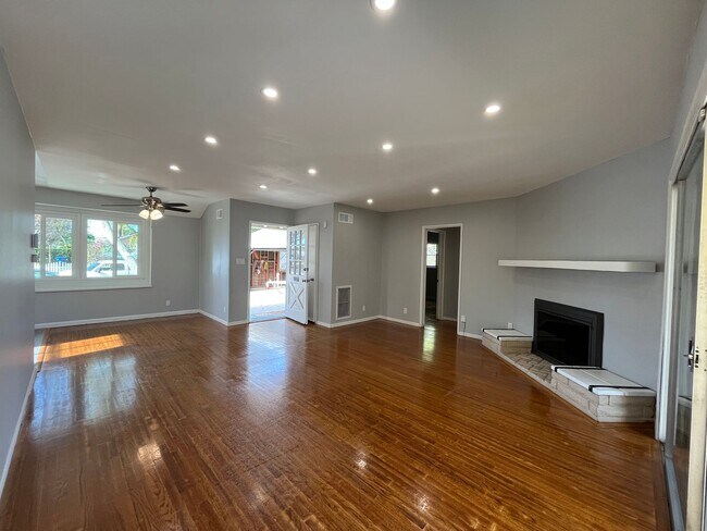 Foto del edificio - Upgraded 3+2 in Canoga Park w/central HVAC, wood floors + appliances!